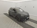 un SUV gris garé dans un garage au sol carrelé