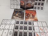 beaucoup de cartes, et des cartes posées sur la table
