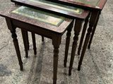 trois tables en bois avec un plateau en verre se trouvent dans une pièce