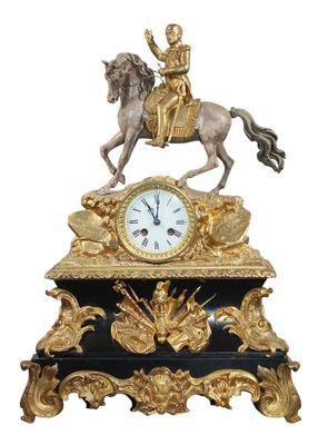 une statue représentant un homme à cheval au sommet d'une horloge