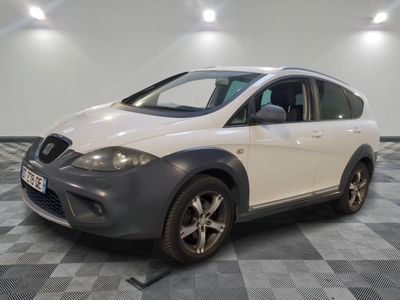 la photo d'une voiture blanche garée dans un garage
