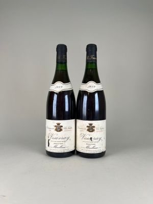 deux bouteilles de vin posées l'une à côté de l'autre sur une table