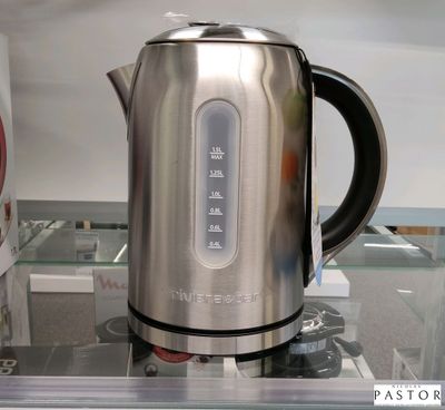 une bouilloire en acier inoxydable exposée dans une vitrine