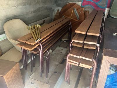 de nombreuses tables et chaises en bois dans une pièce