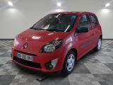 la photo d'une voiture rouge garée dans un garage