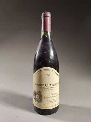 une bouteille de vin posée sur une table