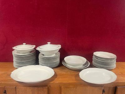 beaucoup d'assiettes et de bols sur la table