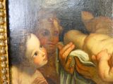 une peinture représentant une femme tenant un bébé sur ses genoux