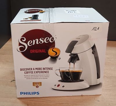 emballage d'une machine à café posée sur une table en bois