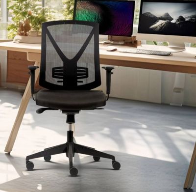 un bureau d'ordinateur avec deux écrans et une chaise placée devant