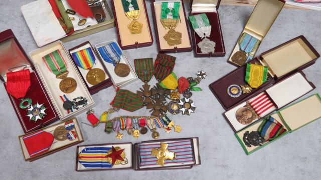 Lot de décorations militaires et civiles dont légion d’honneur