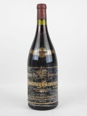 une bouteille de vin posée sur une table blanche