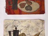 Deux œuvres d'art sont exposées sur une surface blanche