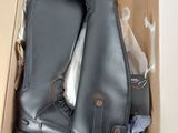 une boîte contenant une paire de bottes