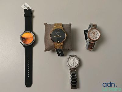 trois montres et une montre posée sur une table