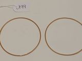 une paire de boucles d'oreilles en or sur fond blanc