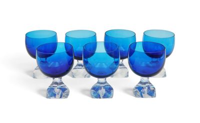 six verres à pied bleus sont alignés en rangée