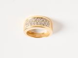 gros plan d'une bague en or avec des diamants sur fond blanc
