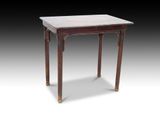 une petite table avec un plateau en marbre et des pieds en bois
