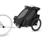 un vélo d'enfant attelé à une remorque à vélo