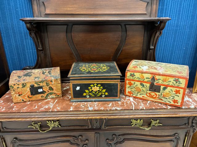 Est. Trois coffrets en bois peints, ferrures anciennes. Dimension