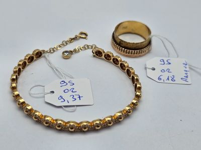 deux bracelets en or et une bague, sur lesquels était apposée une étiquette de prix