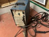 une machine à souder posée par terre