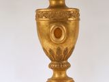 une lampe-urne en laiton antique sur fond blanc