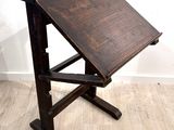une table en bois avec un plateau en bois posée sur un parquet en bois massif