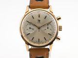 Gros plan sur une montre avec un bracelet en cuir marron