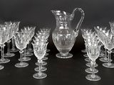 beaucoup de verres à vin et un pichet sur la table