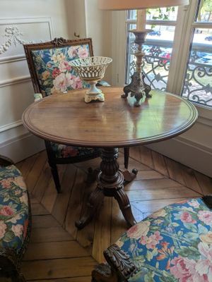a table and chairs in the corner of a room