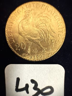 une image montrant un gros plan d'une pièce d'or sur laquelle est collé un autocollant