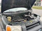 une voiture avec le capot ouvert sur le bord de la route