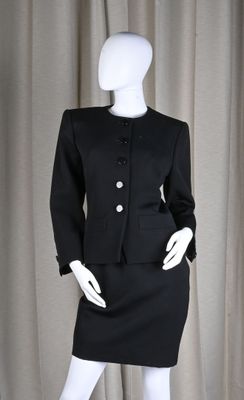 tailleur-jupe Chanel en laine noire avec des boutons blancs
