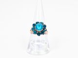 Gros plan sur une bague contenant une pierre bleue