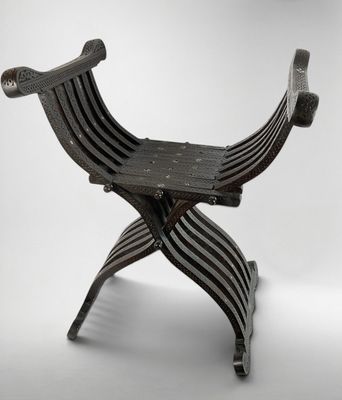 une image représentant une chaise en bois et en métal