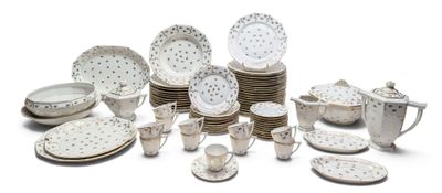 de nombreux types de plats et de tasses sur la table