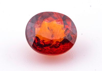 un gros plan d'un diamant rouge sur une surface blanche