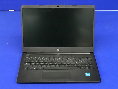 Ordinateur portable HP posé sur une surface bleue, avec un fond bleu