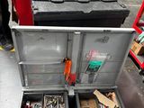 de nombreux outils dans une boîte à outils posée par terre