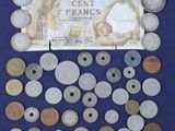 beaucoup de pièces et un billet de banque posés sur une surface bleue