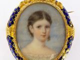 portrait d'une femme en robe bleue dans un cadre plaqué or
