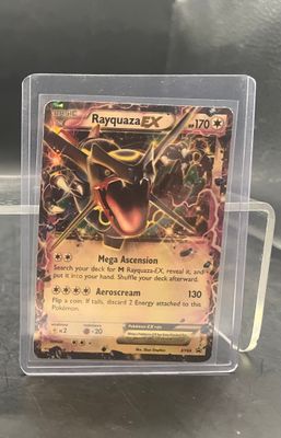 gros plan d'une carte pokemon dans un étui en plastique