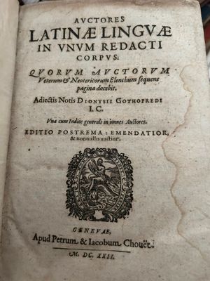 un vieux livre avec l'image d'un lion dessus
