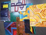 de nombreuses œuvres d'art accrochées ensemble au mur