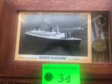 une photo d'une photo représentant un bateau, dans un cadre
