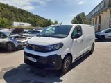 une camionnette blanche garée dans un parking