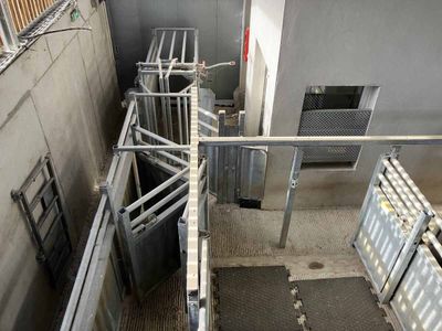une vue aérienne d'un bâtiment comportant de nombreux tuyaux