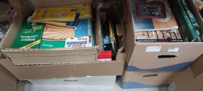 de nombreux livres dans les cartons posés par terre